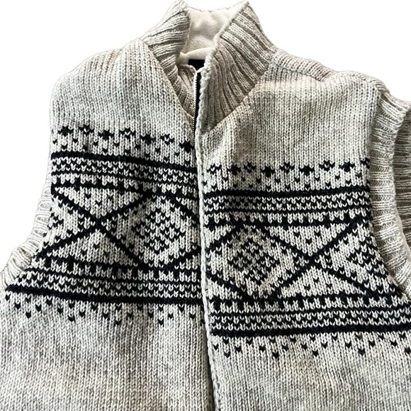 Lost Horizons Wool lined Sweater vest - Picture 2 of 10